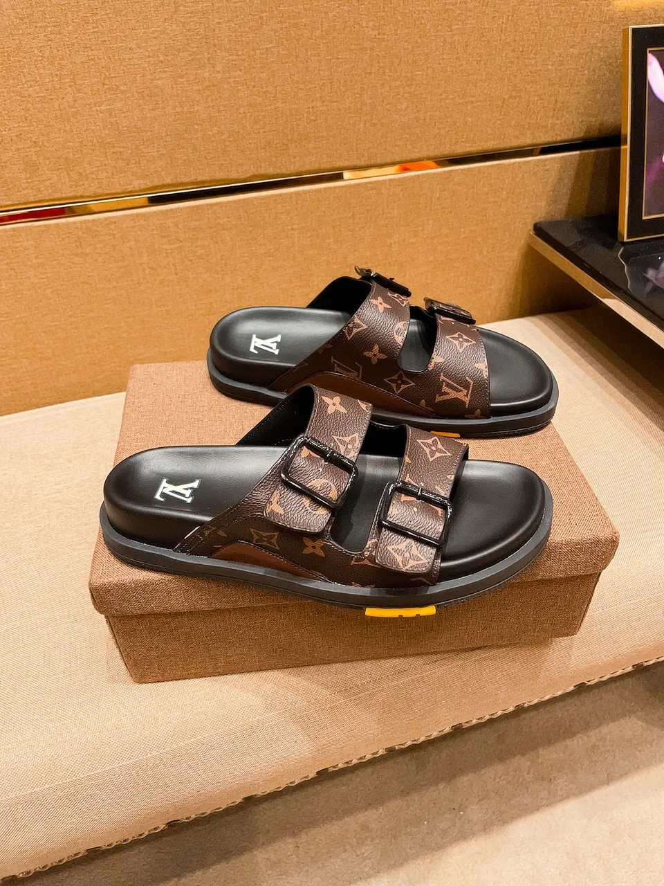 Men's shoes 💰 380 💰 New model on the market 🔥 [LV 🔥 Slippers] High-end 1:1 mold customization of first-layer cowhide, original upgraded version of the outsole, lighter and non-slip. The market's top quality, fashionable and trendy, versatile and popular, simple yet tasteful, a must-have for fashionistas, exuding a fashionable and casual atmosphere, fashion is at your feet, full of confidence, the same style at the counter 👍The season of spring and summer slippers is here, they are super beautiful to wear, 38-44, multiple colors available🔥